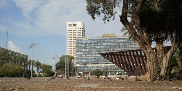 Prázdné Rabínovo náměstí v Tel Avivu, jsou tu jen holubi. Foto: © Ofer Waldman