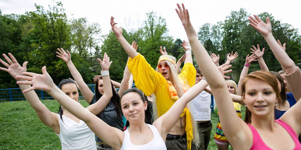 Vítání slunce. I na Majálesu se začínalo rozcvičkou. Foto: © Jakub Hemala Vítání slunce. I na Majálesu se začínalo rozcvičkou. Foto: © Jakub Hemala