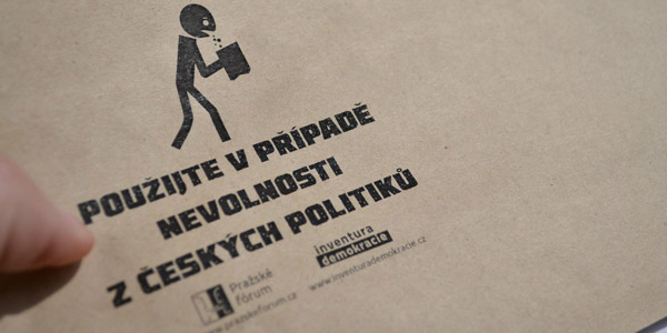 „Použijte v případě nevolnosti z českých politiků.“ © Inventura demokracie.