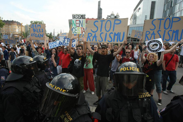 Naštěstí také proběhlo několik protirasistických demonstrací. © Pavel Němeček, A2