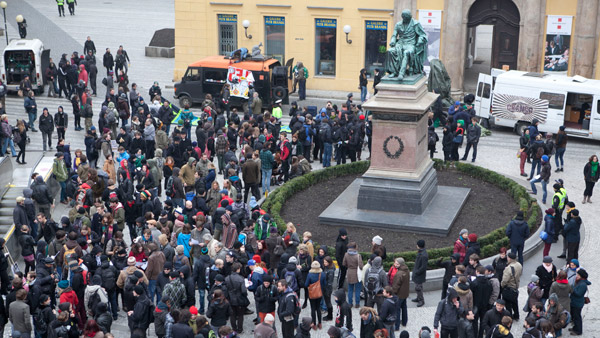 Am 17. November 2013 versammelten sich auf dem Jungmann-Platz in Prag einige Hunderte Menschen, um gegen eine in der Nähe stattfindende Nazi-Kundgebung zu protestieren. Foto: © Barbora Kleinhamplová.
