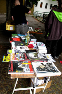 Kromě jídla jsou občas k dispozici také anarchistické časopisy, noviny a knihy. Foto: © Food not Bombs | fnbpraha.wz.cz