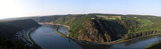 Blick von Urbar (linke Rheinseite) auf die Loreley und das Obere Mittelrheintal. Hinten Links der Hafen und ein Teil der Stadt St. Goarshausen, unten links der Campingplatz von St. Goar. 18.08.2005, Autor: Felix Koenig, CC BY-SA 3.0