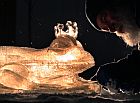 Bei eisigen Nachttemperaturen gibt der Eiskünstler Wolfgang Reiner ind Kaufbeuren (Allgäu) einem Froschkönig aus Eis den letzten Schliff. Foto: Karl-Josef Hildenbrand dpa/lby; © dpa - Report