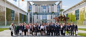 Alumni des Europanetzwerk Deutsch stehen in einer Gruppe vor dem Kanzleramt in Berlin