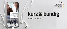Logo des Podcast kurz & bündig des Europanetzwerk Deutsch, daneben ein Handy-Bildschirm mit der Aufschrift: Sprache. Kontakte. Kultur und in-ear-Kopfhörer
