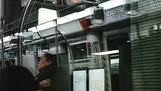 eine alte Frau in der U-Bahn