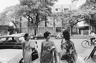Sprachschülerinnen vor dem Goethe-Institut / Max Mueller Bhavan Mumbai, 1973.