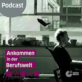 The picture is black and white. A man is sitting at a desk, in the background is a window front. A drawn rocket in black flies through the picture, directly above the man's head on the left. In the upper left corner is the word podcast in white with a grey background, in the lower left corner is written in white with a purple background Ankommen in der Berufswelt. Below that are numerous symbols in purple: a briefcase, a stethoscope, a book, a tool spanner and a pot. At the bottom right is the Goethe symbol in white. 