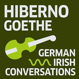 Ein dunkelgrüner Hintergrund, darauf eine hellgrüne Gitarre und eine hellgrüne Welle. In weißen Buchstaben steht: Hiberno Goethe – German Irish Conversations geschrieben.