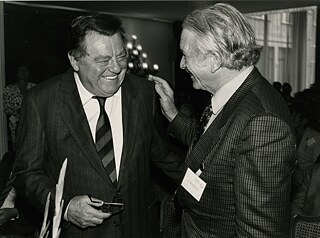 CSU-Politiker Franz Josef Strauß mit Klaus von Bismarck, Präsident des Goethe-Instituts, bei einer Mitgliederversammlung 1986.