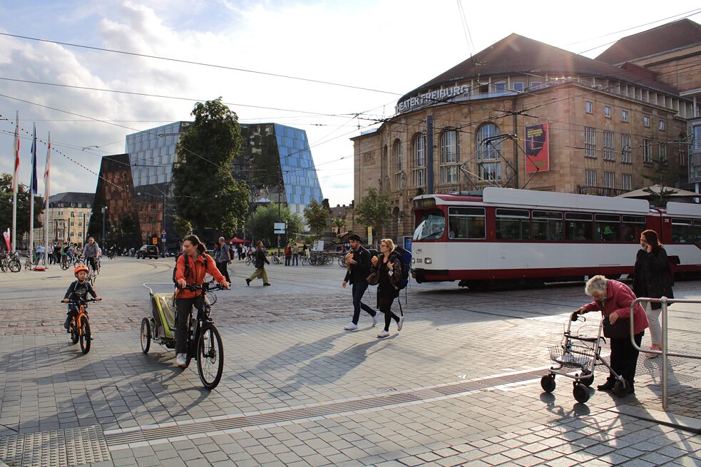 Die Bertoldstraße mit dem Stadttheater und der neuen Bibliothek
