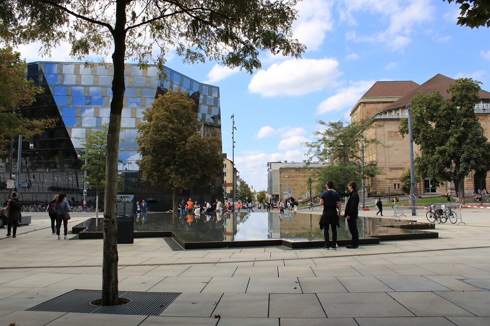Der Gedenkbrunnen am Platz der Alten Synagoge, im Hintergrund die neue Bibliothek