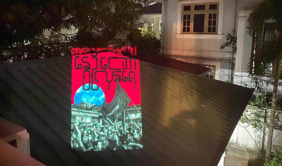 Projektionen an Häuserwänden und -dächern in Unterstützung der gewaltfreien Widerstandsbewegung. 