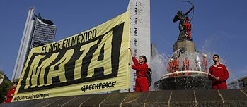  Ya en 2018 activistas de Greenpeace sostenían un cartel en el que se leía "El aire en México mata". Ahora el país está creando un sistema de comercio de emisiones. 