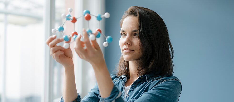 Wissenschaftlerin mit Molekularmodell