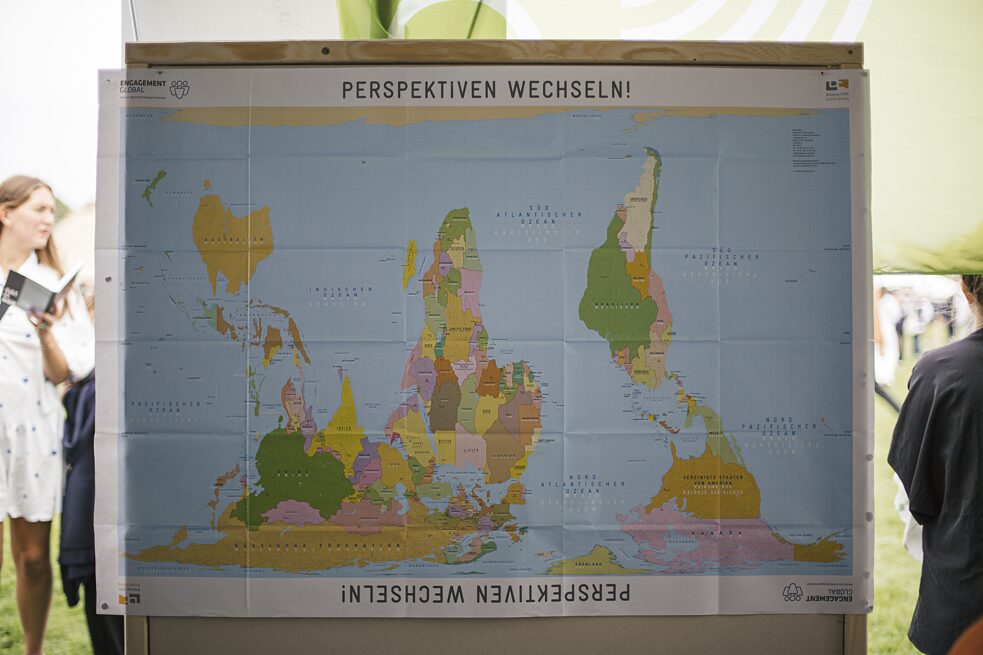 På en tavle er der ophængt et omvendt verdenskort med overskriften: "Perspektiven wechseln"