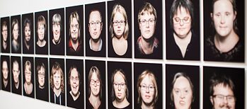 La mostra“Touchdown”, con e su persone con sindrome di Down è stata sviluppata da Touchdown 21 in collaborazione con la Bundeskunsthalle di Bonn ed esposta in tutta la Germania. In foto, nel 2018 al Zentrum Paul Klee.