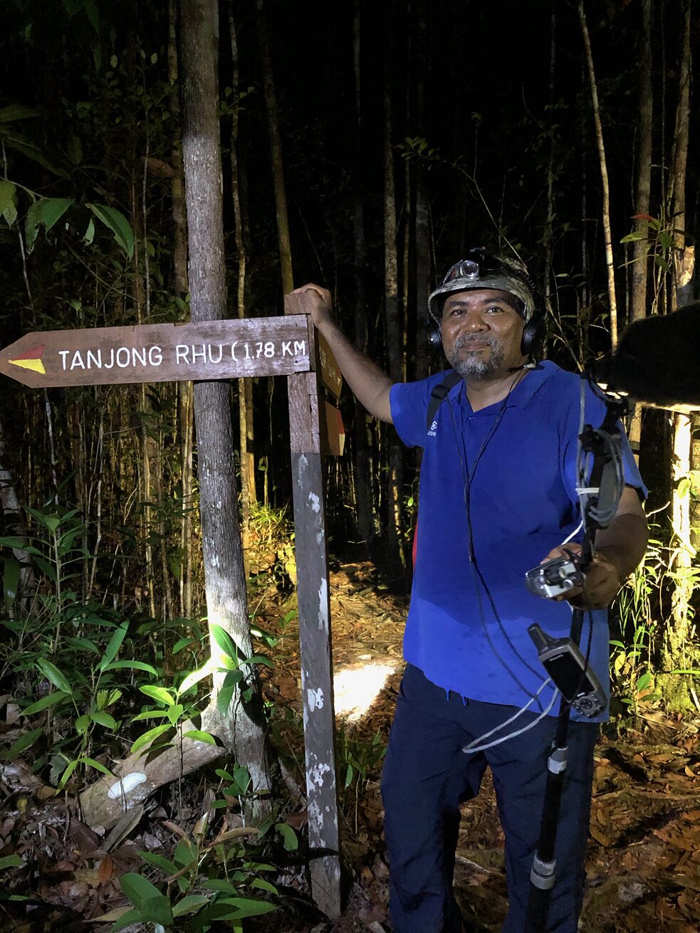 Ein Tonmann auf nächtlichem Soundwalk durch den Regenwald. 