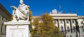 Dekolonisierung – Die Humboldt-Universität in der Straße Unter den Linden im Berliner Stadtbezirk Mitte. Im Vordergrund steht die Statue Wilhelm von Humboldt.