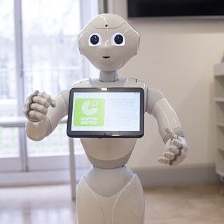Ein Roboter in der Bibliothek