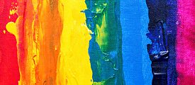 Ein Gemälde, das eine Regenbogenfahne darstellt.