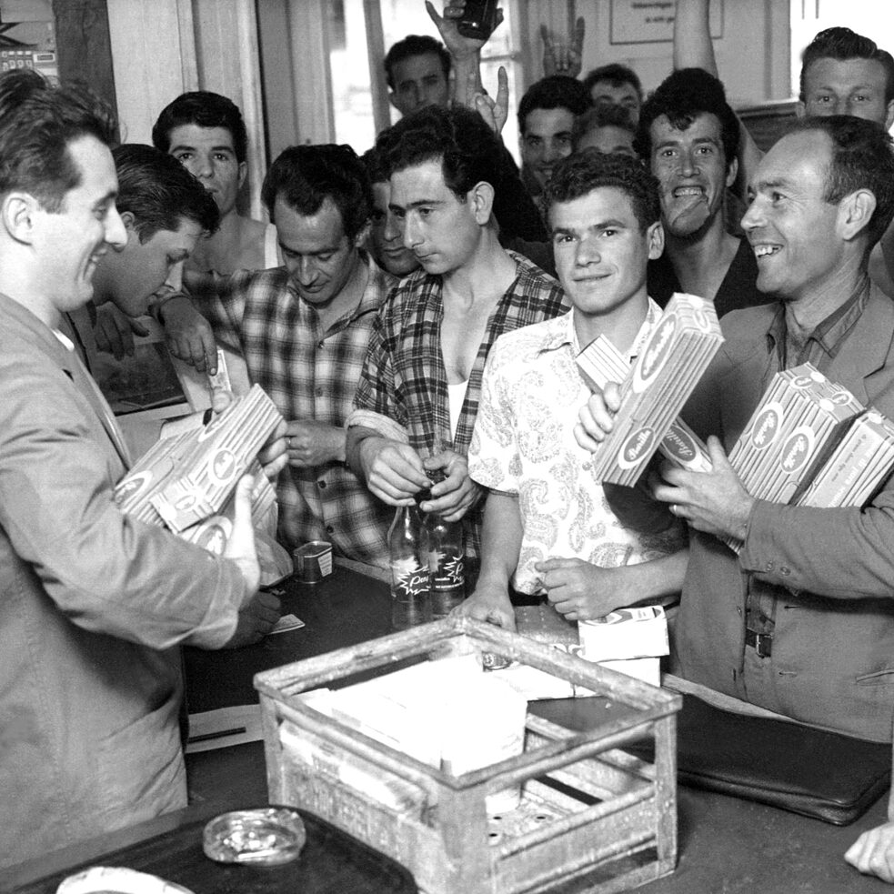 Gastarbeiter italiani che si riforniscono di spaghetti arrivati dall'Italia, 1962