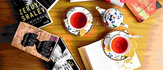 Bücher auf einen Tisch mit Tee Kanne