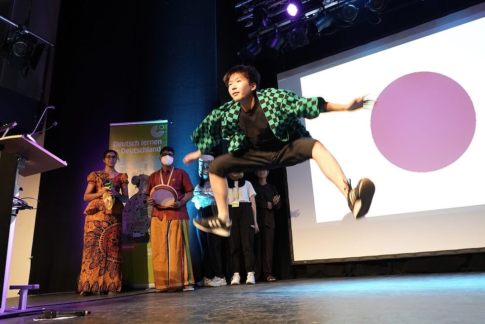 Kouki aus Japan beeindruckte mit einem akrobatischen Tanz