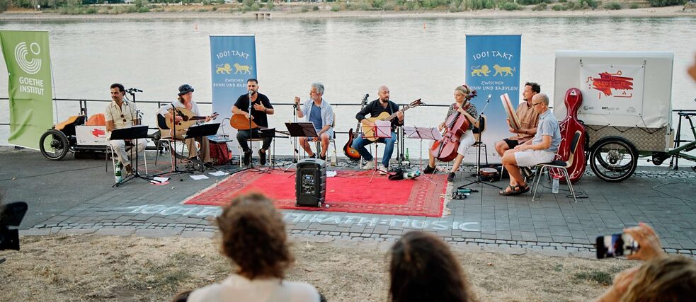 Das 1001 Takt Ensemble spielt begleitend zur Ausstellung am Bonner Rheinufer