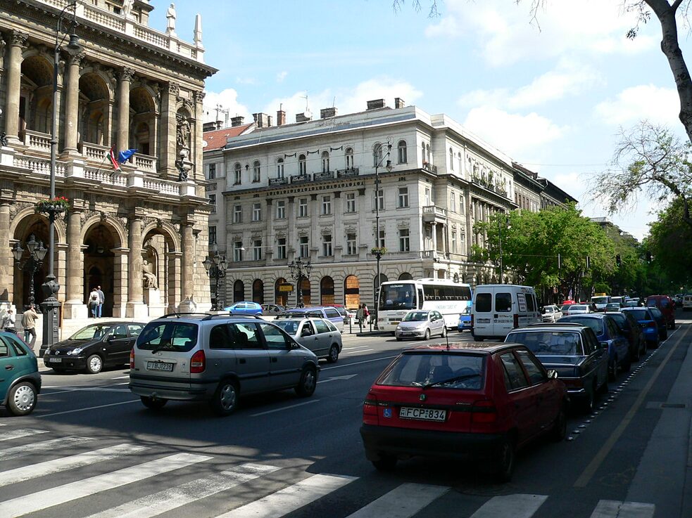 1992. február 18-án az intézet átköltözött az Andrássy út 24. szám alá.