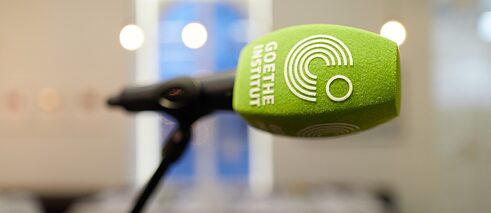Nahaufnahme eines Mikrophons mit dem Logo des Goethe-Instituts