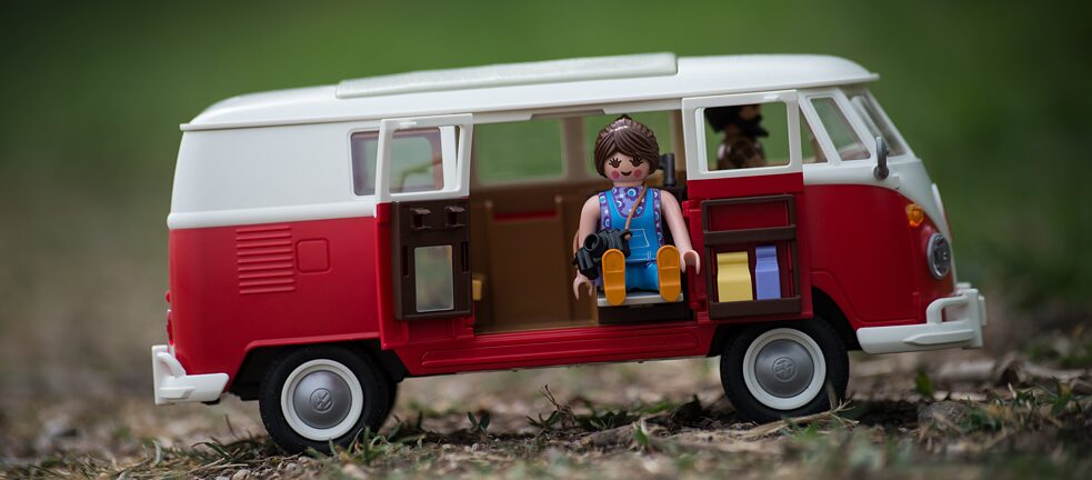Spielfigur sitzt in einem Campingbus