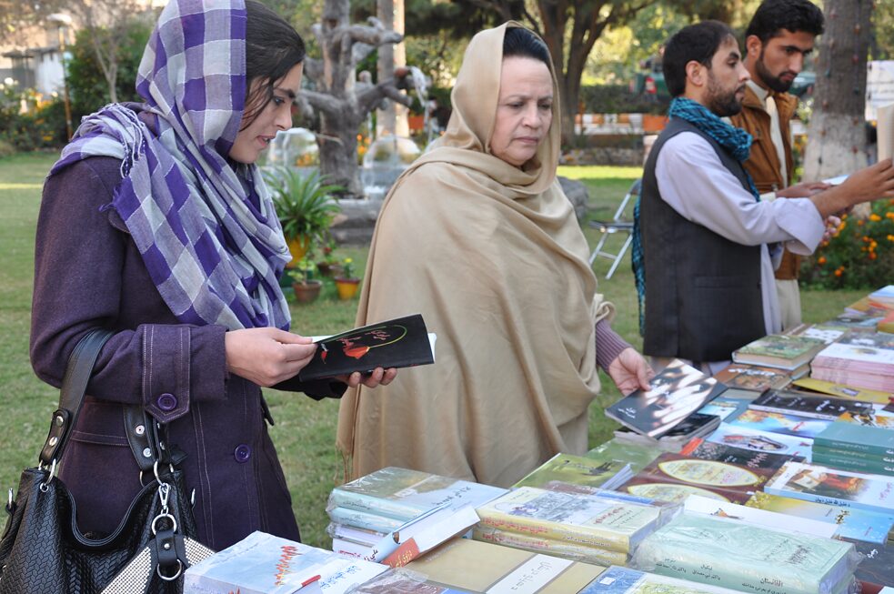 An mehreren Ständen konnte man in zeitgenössischen afghanischen Werken schmökern. So auch die Schrifstellerin Hamida Zala und die Dichterin Parwin Malal.