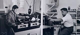 Ein Schwarz-Weiß-Bild aus den 1950er Jahren von einem Moderator und einem Techniker in einem Radiostudio