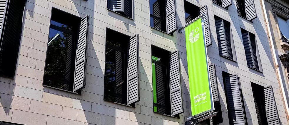 Gebäude mit einer grünen Flagge des Goethe-Instituts