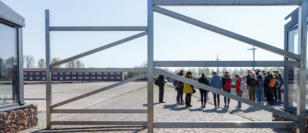 Kilencedik osztályos diákok állnak a neuengamme-i koncentrációs tábor egykori sorakozóterén 2019-ben. 