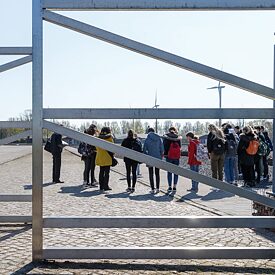 Schüler*innen einer 9. Klasse stehen 2019 auf dem ehemaligen Appellplatz des Konzentrationslagers Neuengamme.