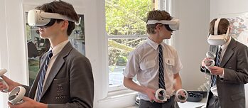 3 Schüler tragen VR-Brillen