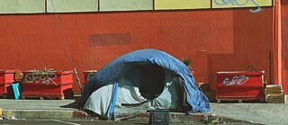 Das Zelt einer obdachlosen Person in einer Stadt