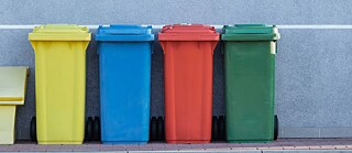 4 Recycling Tonnen in verschiedenen Farben
