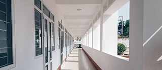 Der Korridor eines Schulgebäudes