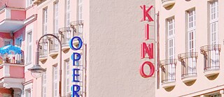 Eine Häuserwand mit den Schriftzügen "Kino" und "Oper"