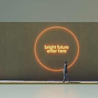 Auf einer grauen Betonwand leuchtet in einem Kreis der Spruch: "bright future enter here". Eine junge Frau läuft daran vorbei.