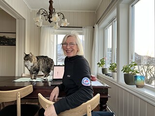 Abenteurerin und Autorin Randi Skaug mit ihrer Katze