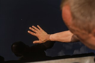 Ivanas demonstruoja, koks skaidrus Kukuižės ežero vanduo, nors iš šalies atrodo juodas. 