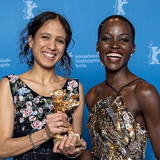 Χρυσή Άρκτος Καλύτερης Ταινίας για το «Dahomey» της Μάτι Ντιόπ (αριστερά). Εδώ με τη Λουπίτα Νυόνγκο. 