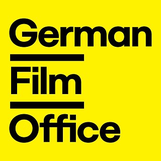 Logo des German Film Office auf gelbem Hintergrund
