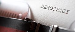 Dossier "Demokratie" beleuchtet die vielfältigen Herausforderungen der Demokratie im 21. Jahrhundert und bietet tiefgreifende Einsichten, die zur aktiven Verteidigung und Pflege demokratischer Werte befähigen.