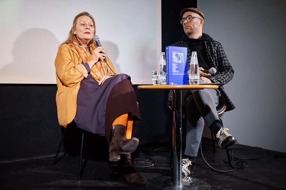 Cordelia Dvorak und Felix Ackermann auf einer Bühne bei der Präsentation des Buches "Wenn du durch die Hölle gehst, dann geh weiter"